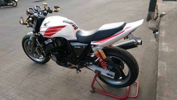 ขายคับ HONDA CB400 ปี98 เวอร์ชั่นSไมล์แดง แต่งแนวสปอร์ต  ชุดแผงคอcbr900 ท้ายเทค3 ท่อแต่ง ปอกมือrizoma มือเบรคปรับระดับ  กระจกปลายแฮน ปั๊มบนแต่ง กันล้ม ไฟเลี้ยวแต่ง ไฟหน้าตาเพชร ยางหน้าหลังเต็ม อินวอยส์ สรรพสามิตร ราคา 72500 บาท ส่งได้ทั่วไทยคับ  สนใจติดต่