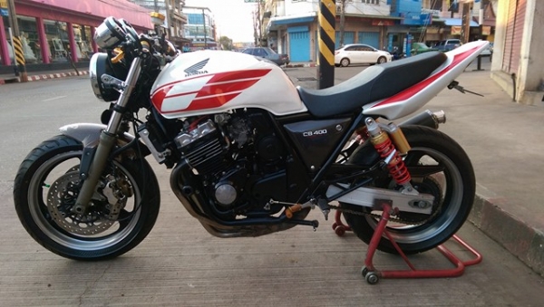 ขายคับ HONDA CB400 ปี98 เวอร์ชั่นSไมล์แดง แต่งแนวสปอร์ต  ชุดแผงคอcbr900 ท้ายเทค3 ท่อแต่ง ปอกมือrizoma มือเบรคปรับระดับ  กระจกปลายแฮน ปั๊มบนแต่ง กันล้ม ไฟเลี้ยวแต่ง ไฟหน้าตาเพชร ยางหน้าหลังเต็ม อินวอยส์ สรรพสามิตร ราคา 72500 บาท ส่งได้ทั่วไทยคับ  สนใจติดต่
