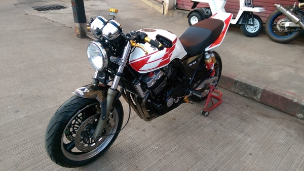 ขายคับ HONDA CB400 ปี98 เวอร์ชั่นSไมล์แดง แต่งแนวสปอร์ต  ชุดแผงคอcbr900 ท้ายเทค3 ท่อแต่ง ปอกมือrizoma มือเบรคปรับระดับ  กระจกปลายแฮน ปั๊มบนแต่ง กันล้ม ไฟเลี้ยวแต่ง ไฟหน้าตาเพชร ยางหน้าหลังเต็ม อินวอยส์ สรรพสามิตร ราคา 72500 บาท ส่งได้ทั่วไทยคับ  สนใจติดต่