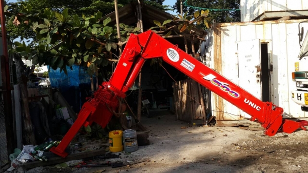 ขายเครน unic 5 ตัน5 ท่อน  ท้องวี