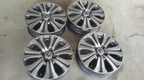 ขายล้อแม็ก honda freed 15" สนใจติดต่อ ตาเล็ก ล้อและยางครับ 081-3747940