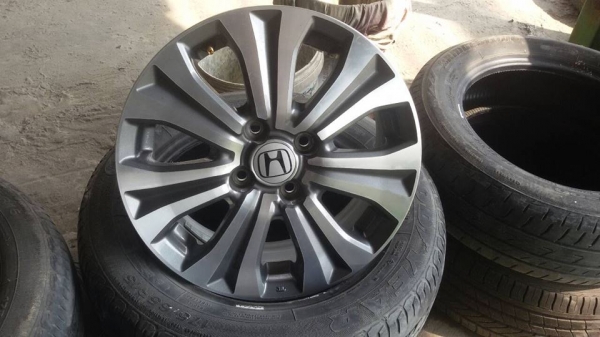 ขายล้อแม็ก honda freed 15" สนใจติดต่อ ตาเล็ก ล้อและยางครับ 081-3747940