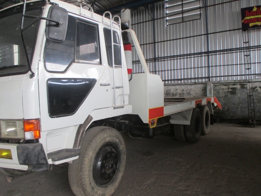 กระบะบรรทุก (ท้ายลาด) สีขาว ส้ม เขียว แดง จำนวน 6 สูบ