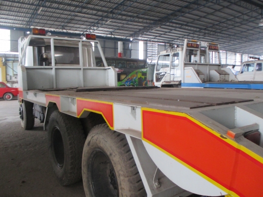 กระบะบรรทุก (ท้ายลาด) สีขาว ส้ม เขียว แดง จำนวน 6 สูบ