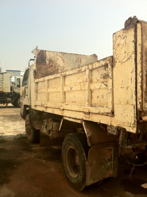 ขายด่วน หกล้อดั้ม ISUZU NRR เครื่อง 175แรง เครื่องดี คัชชีมีตำหนิ เอกสารพร้อมโอน