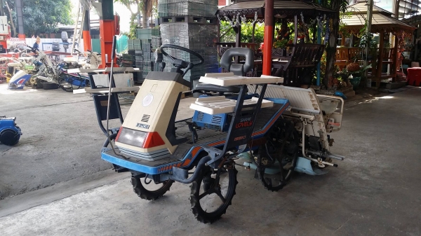 รถดำนานั่งขับ ISEKI  รุ่น PA400D  เก่าญี่ปุ่น พร้อมกล่องหยอดปุ๋ยด้านท้าย ดำนา 4 แถว สภาพดี