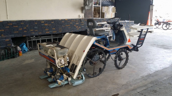 รถดำนานั่งขับ ISEKI  รุ่น PA400D  เก่าญี่ปุ่น พร้อมกล่องหยอดปุ๋ยด้านท้าย ดำนา 4 แถว สภาพดี