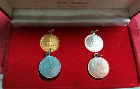 หลวงปู่ทิม วัดละหารไร่ จ.ระยอง เหรียญหลวงพ่อโสธร รูปไข่ 4 เนื้อ เก่าสวย กล่องเดิม สนใจทักเลยครับหมดแล้วหมดเลย