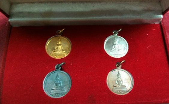 หลวงปู่ทิม วัดละหารไร่ จ.ระยอง เหรียญหลวงพ่อโสธร รูปไข่ 4 เนื้อ เก่าสวย กล่องเดิม สนใจทักเลยครับหมดแล้วหมดเลย