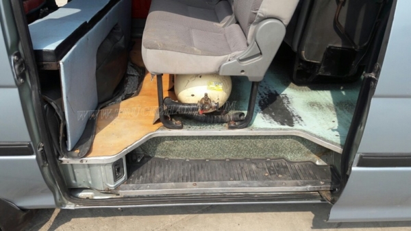 รถตู้  TOYOTA   ปีจดทะเบียน  2540  81 แรงม้า ใช้เชื้อเพลิง LPG สลับเบนซินได้ ทุกอย่างลงเล่มในทะเบียนแล้ว