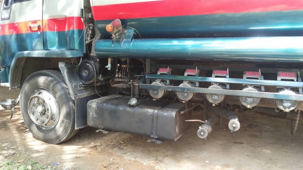 ISUZU 10ล้อ เพลาเดียว ถังน้ำมัน เครื่อง195แรง สภาพสวย ยางดี 10เส้น  เครื่องดี ครัทซีสวย ขาย 850,000 บาท ศุภากร  081-1903107 ,081-4252943