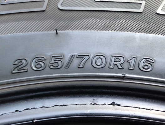 ยาง Bridgestone 265 70 16 สิ้นปี12 ดอกเยอะ พร้อมใช้งาน ราคาไม่แพง