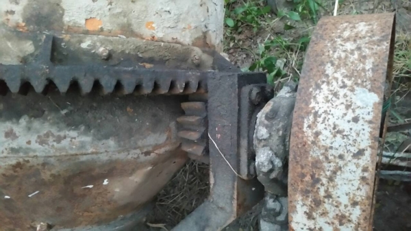 ขาย เครื่องโม่ปูน ผสมปูน ใช้เครื่อง YANMAR 4 PS ดีเชล เก่านอก