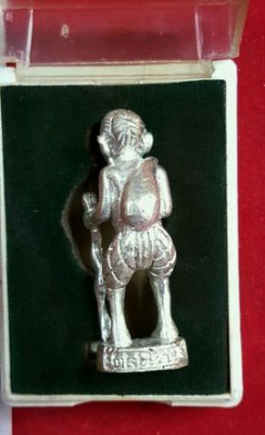 หลวงปู่ทิม วัดละหารไร่ จ.ระยอง ชูชกนำโชค โค๊ตยันต์ 5 สร้างปี 2518 กล่องเดิม