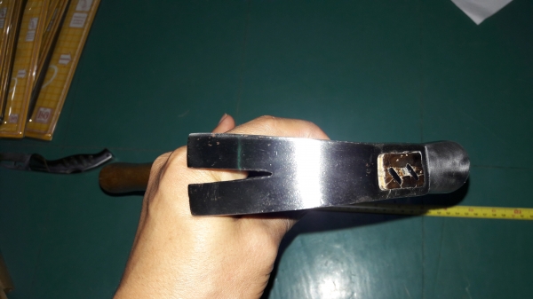 ขายค้อนงานเก่าด้ามไม้สวยขนาด16ออน ตีตราที่หัวค้อนสวยMade in Taiwan. ขายค้อนงานเก่าด้ามไม้สวยขนาด16ออน ตีตราที่หัวค้อนสวยMade in Taiwan.