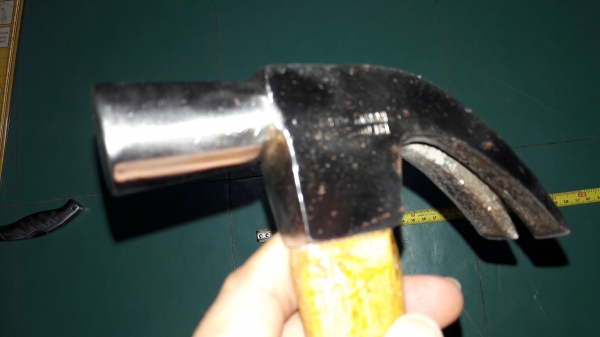 ขายค้อนงานเก่าด้ามไม้สวยขนาด16ออน ตีตราที่หัวค้อนสวยMade in Taiwan. ขายค้อนงานเก่าด้ามไม้สวยขนาด16ออน ตีตราที่หัวค้อนสวยMade in Taiwan.