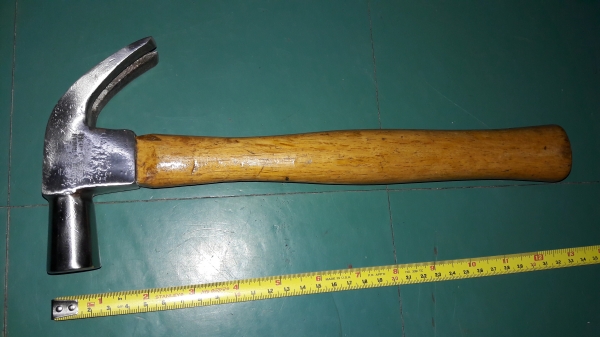 ขายค้อนงานเก่าด้ามไม้สวยขนาด16ออน ตีตราที่หัวค้อนสวยMade in Taiwan.