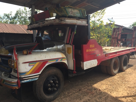 สิบล้อเทรนเลอร์ท้ายลาด