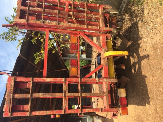 สิบล้อเทรนเลอร์ท้ายลาด