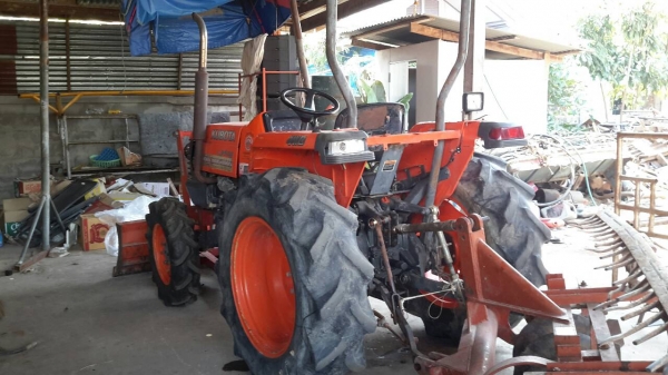 ขายรถไถ 34 แรง KUBOTA สภาพพร้อมใช้งาน  พร้อมอุปกรณ์ ผานหน้า - หลัง โรตารี่
