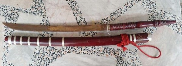 หลวงปู่ทิม วัดละหารไร่ ดาบเก่า จารยันต์ แท้เก่าเก็บ สวยตามกาลเวลา สร้างน้อย ยาว 30 นิ้ว ส่งให้ครับ