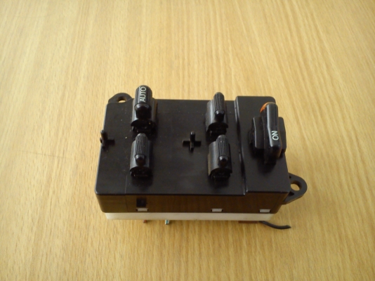 สวิตช์ควบคุมกระจกฝั่งขวา ของรถ HONDA