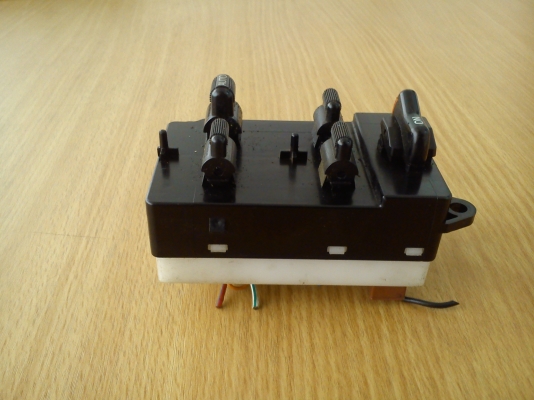 สวิตช์ควบคุมกระจกฝั่งขวา ของรถ HONDA สวิตช์ควบคุมกระจกฝั่งขวา ของรถ HONDA