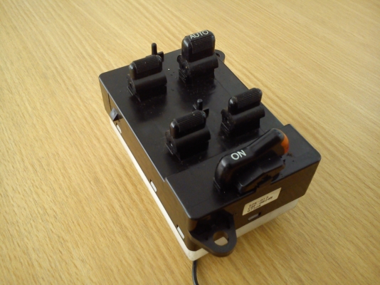 สวิตช์ควบคุมกระจกฝั่งขวา ของรถ HONDA สวิตช์ควบคุมกระจกฝั่งขวา ของรถ HONDA