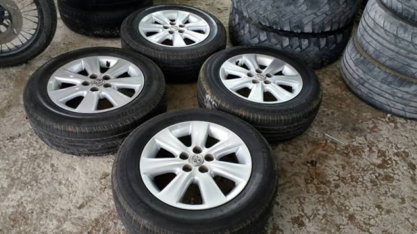 ล้อ toyota altis ขอบ 15 5รู 100 พร้อมยางปี 13 ชุดล่ะ 5500