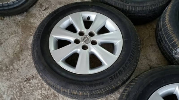ล้อ toyota altis ขอบ 15 5รู 100 พร้อมยางปี 13 ชุดล่ะ 5500