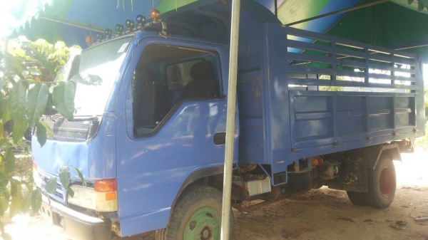 รถอีซุซุ 6 ล้อดั้ม 100 แรงม้า.  ปี 2519. ( รถประกอบ. )   สนใจติดต่อ  081 - 6079515
