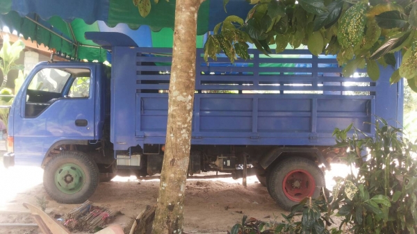 รถอีซุซุ 6 ล้อดั้ม 100 แรงม้า.  ปี 2519. ( รถประกอบ. )   สนใจติดต่อ  081 - 6079515