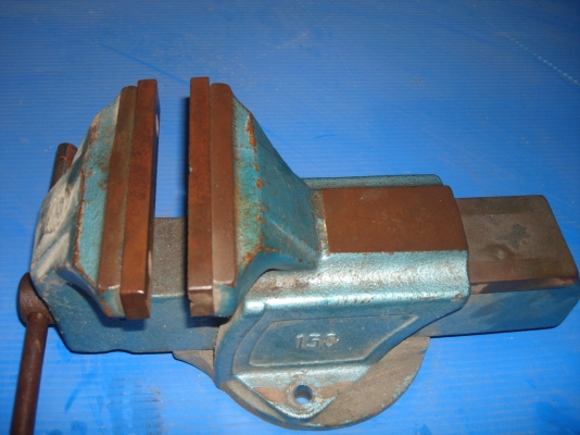 หมดแล้ว> ปากกาจับเหล็กตั้งโต๊ะ 6 นิ้ว BISON made in Polandทำจากเหล็กเหนียวทั้งตัว ทนทาน