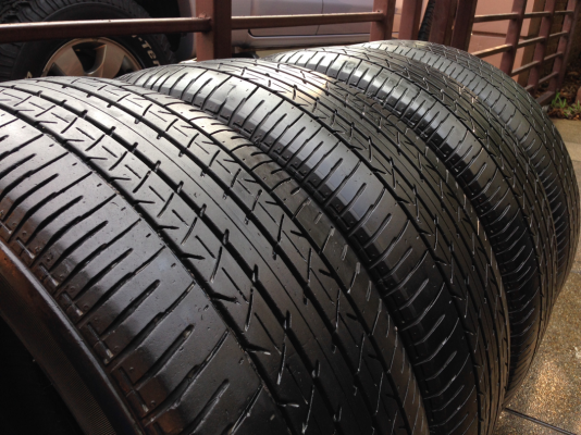 ยาง Bridgestone 215 55 17 กลางปี14 ดอกเต็ม ไม่มีปะ ใช้กันยาว ราคาไม่แพง
