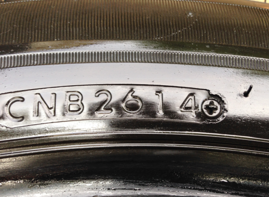 ยาง Bridgestone 215 55 17 กลางปี14 ดอกเต็ม ไม่มีปะ ใช้กันยาว ราคาไม่แพง