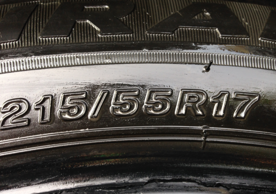 ยาง Bridgestone 215 55 17 กลางปี14 ดอกเต็ม ไม่มีปะ ใช้กันยาว ราคาไม่แพง