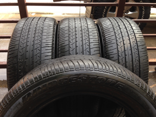 ยาง Bridgestone 215 55 17 กลางปี14 ดอกเต็ม ไม่มีปะ ใช้กันยาว ราคาไม่แพง