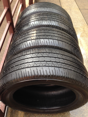 ยาง Bridgestone 215 55 17 กลางปี14 ดอกเต็ม ไม่มีปะ ใช้กันยาว ราคาไม่แพง