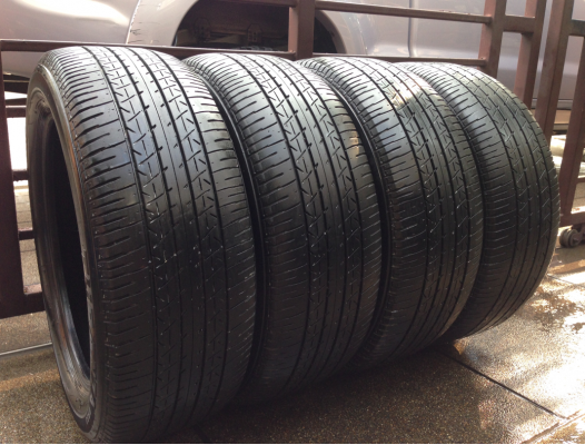 ยาง Bridgestone 215 55 17 กลางปี14 ดอกเต็ม ไม่มีปะ ใช้กันยาว ราคาไม่แพง