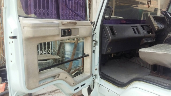 รถอีซูซุ 6 ล้อ ติดเครน 3 ตัน FRR 175 แรงม้า  ปี 48.   สนใจติดต่อ  081 - 6079515