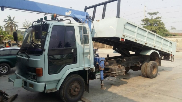 รถอีซูซุ 6 ล้อ ติดเครน 3 ตัน FRR 175 แรงม้า  ปี 48.   สนใจติดต่อ  081 - 6079515