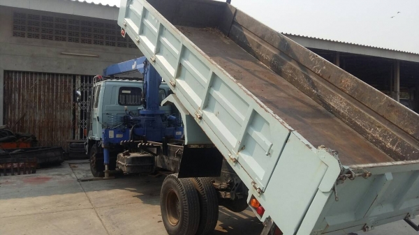 รถอีซูซุ 6 ล้อ ติดเครน 3 ตัน FRR 175 แรงม้า  ปี 48.   สนใจติดต่อ  081 - 6079515