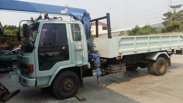 รถอีซูซุ 6 ล้อ ติดเครน 3 ตัน FRR 175 แรงม้า  ปี 48.   สนใจติดต่อ  081 - 6079515