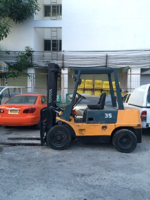 ขายรถยกโฟร์คลิฟท์ดีเซลยี่ห้อ TOYOTA ยกได้3.5 ตัน เสาสูง3.5 เมตร