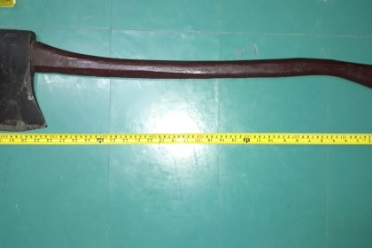 ขายขวานตราจระเข้สามดาวขนาด4ปอนงานเก่าเกิน40ปี ด้ามไม้ยาว
