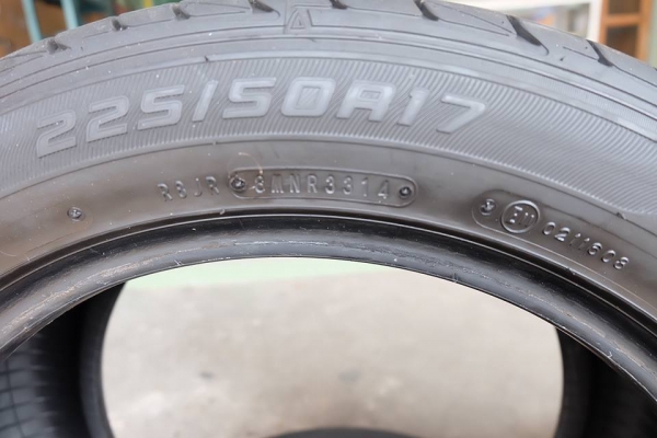 ขายยาง Dunlop มือสอง 225/50R17 ปี 2014