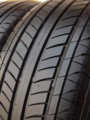 ยาง FALKEN 195-55-15 ปี 12 ครบชุด 4 เส้น 3000 สภาพสวยๆยางนิ่มๆไม่บวม ดอกยางเหลือเยอะวิ่งใช้งานใด้อีกนานค่ะ