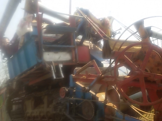 ขายรถเกี่ยวข้าว บางไทรการช่าง เครื่องเจโอ200 ตัวเดิน12นอก ปั๊ม22 ราคา470000 คุยได้เรื่องราคา