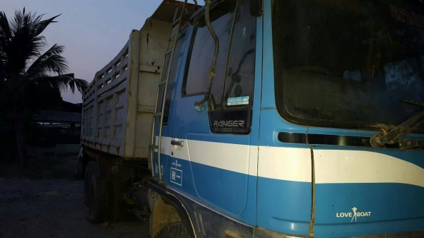 ขายบรรทุกรถ 10 ล้อดัมพ์ 1.HINO FM 176 2 เพลาสโลโลว์ดึง เครื่อง EH700 168 แรงม้า 2.MITSUBISHI FN215K เครื่อง 6D-14 160 แรงม้า ช่วงล่าง UD 2 เพลาสโลว์ดึง ราคารวม 800000