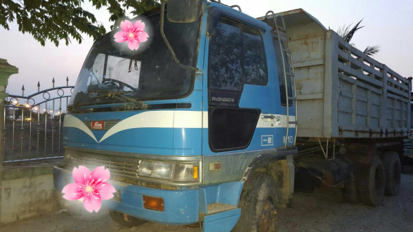 ขายบรรทุกรถ 10 ล้อดัมพ์ 1.HINO FM 176 2 เพลาสโลโลว์ดึง เครื่อง EH700 168 แรงม้า 2.MITSUBISHI FN215K เครื่อง 6D-14 160 แรงม้า ช่วงล่าง UD 2 เพลาสโลว์ดึง ราคารวม 800000